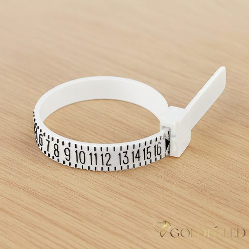 Eszköz a gyűrűméret méréséhez (Ring sizer) Ez egy állítható, műanyag gyűrűmérő, amellyel pontosan meg lehet mérni az ujj körméretét gyűrűvásárláshoz.